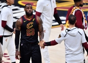 开云体育官网-凯尔特人鏖战广州队，詹姆斯带队取胜