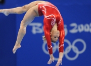 开云APP-赛道与绿茵的交响，F1新赛季揭幕战之夜，戈麦斯关键进球定乾坤