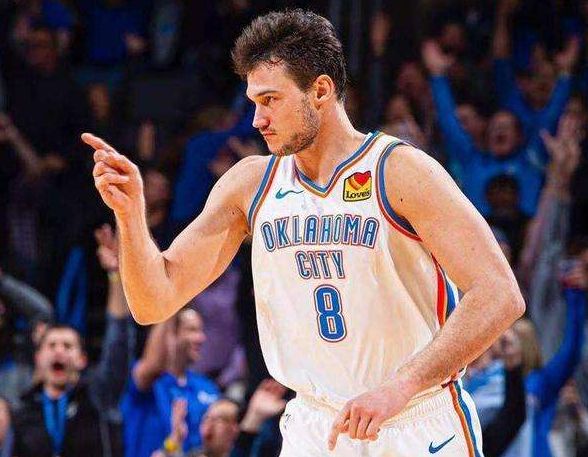 关于国王血洗湖人B队，加里纳利完成帽子戏法的信息