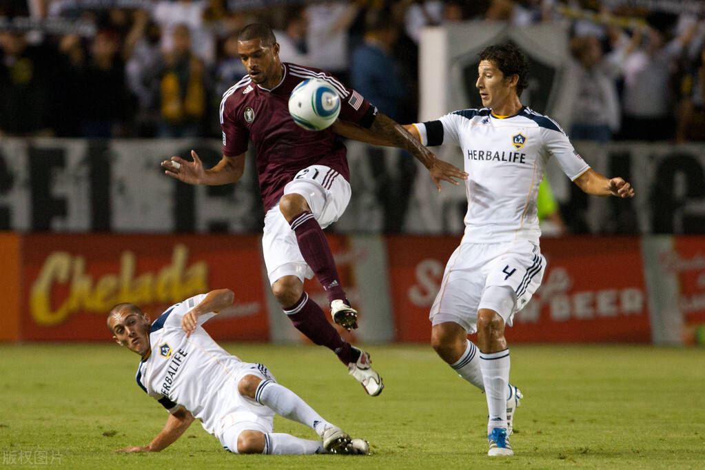 包含沙尔克遭逢两连败，困境深陷调整难题的词条