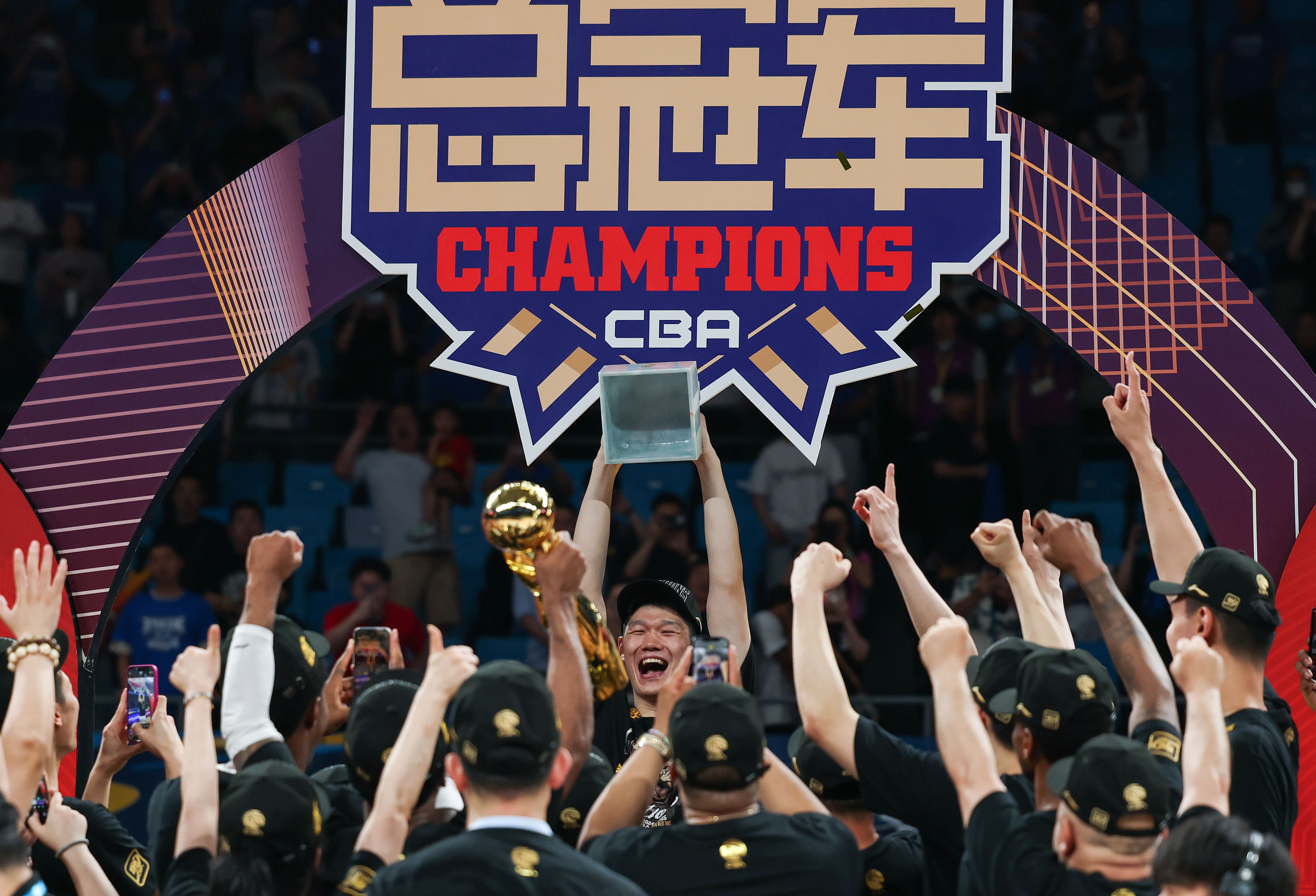 上海男篮在主场击败浙江队，信心大增