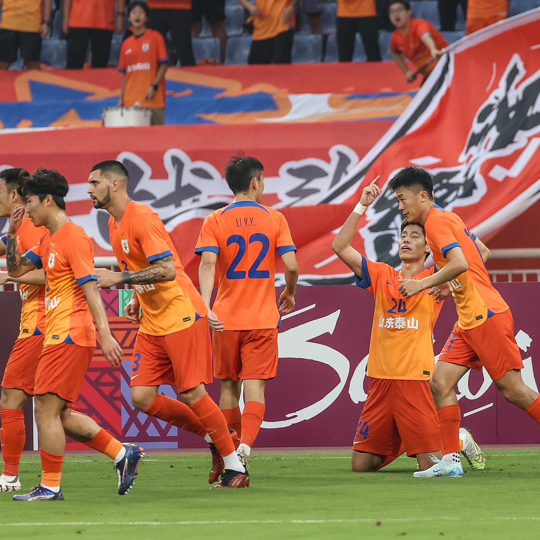 中国足球队备战亚冠赛事，瞄准胜利