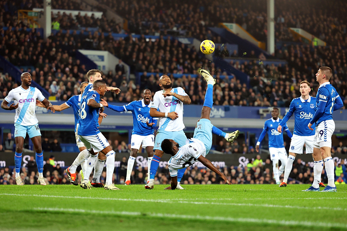 加蓬门将神勇扑救，击溃对手出击