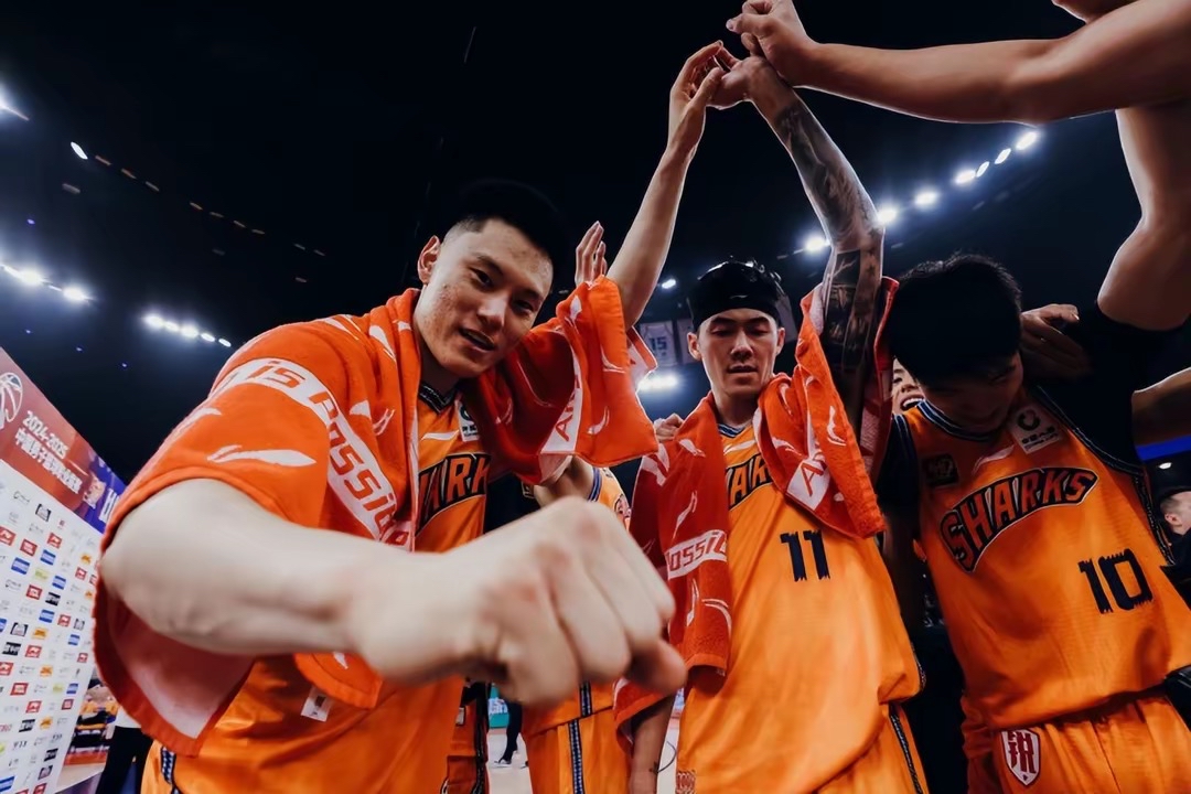 包含大佬球员集训表现大放异彩，成为球队新焦点的词条