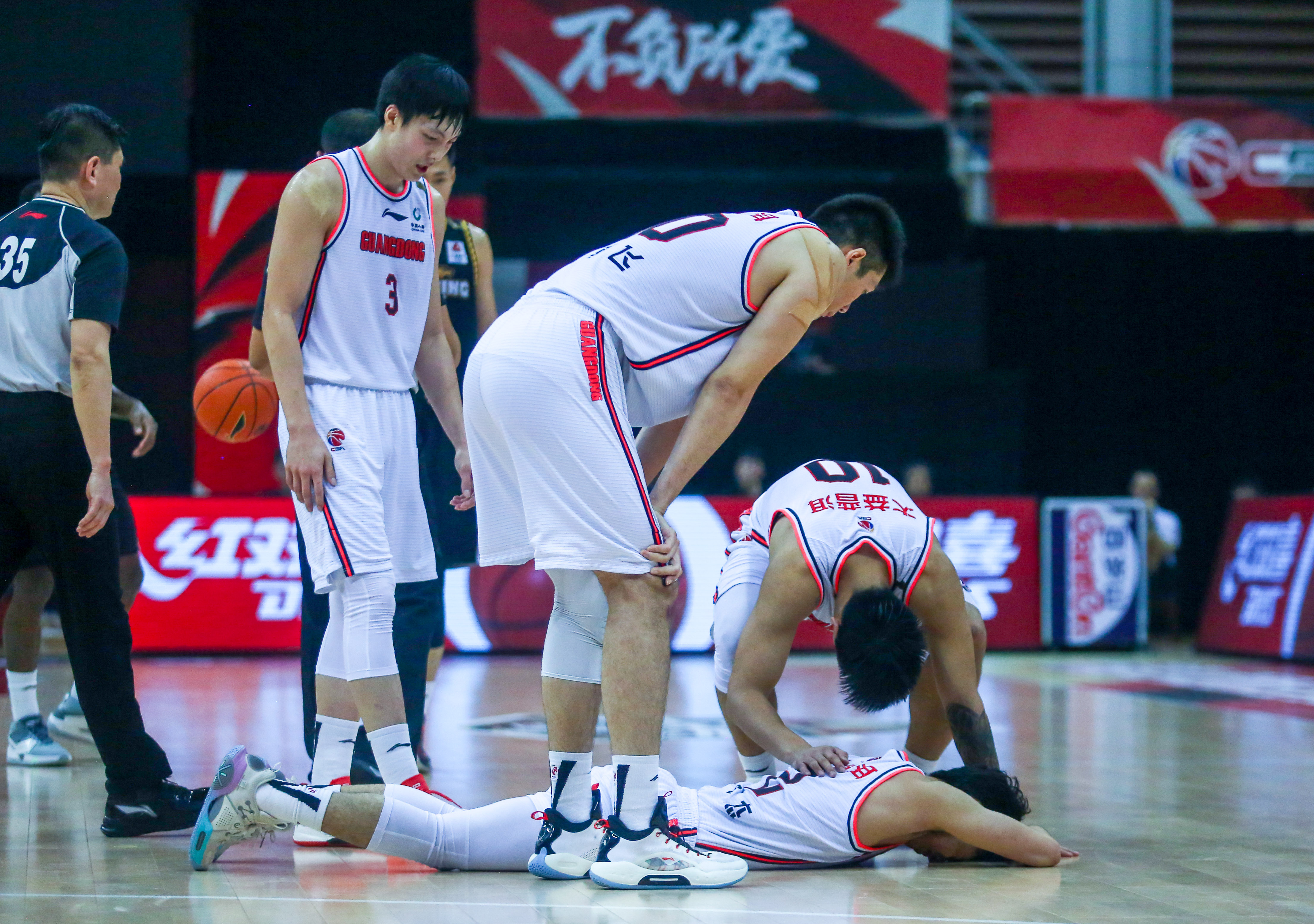 球队防守端再度绷紧，打出稳固防守局面