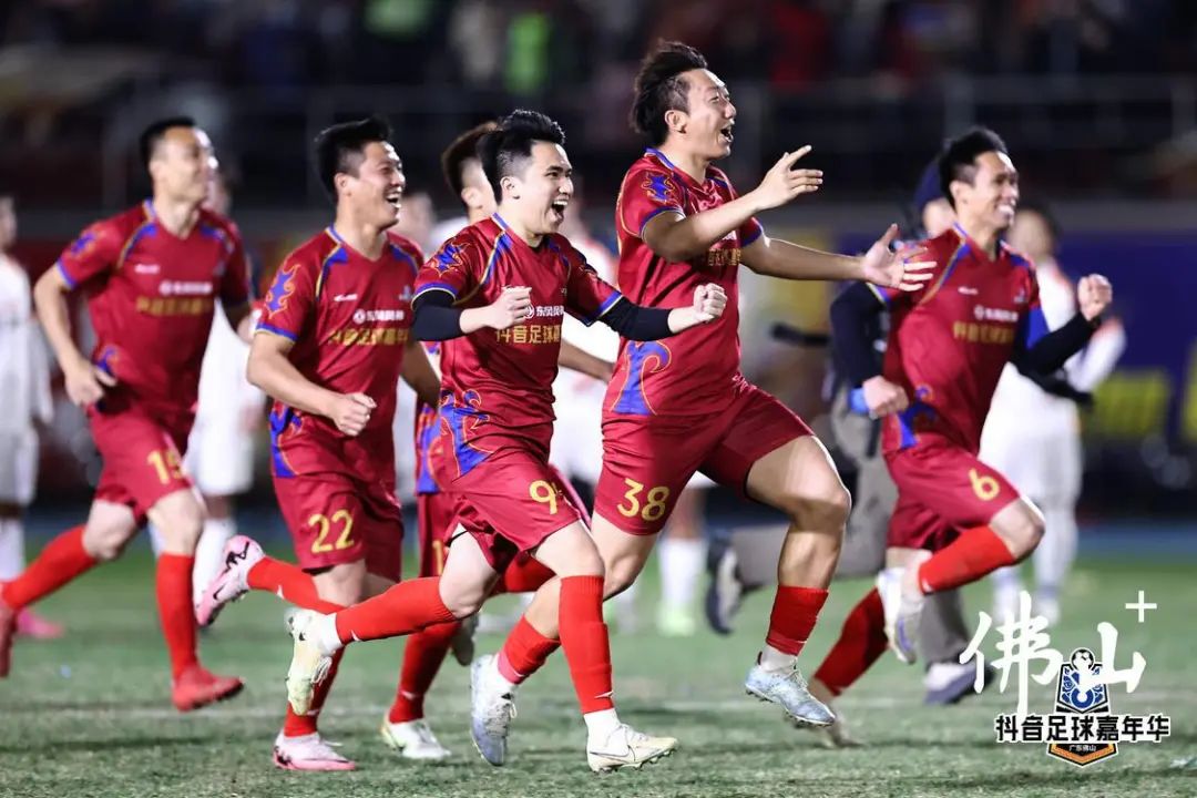 足球职业联赛正在上演激烈对决