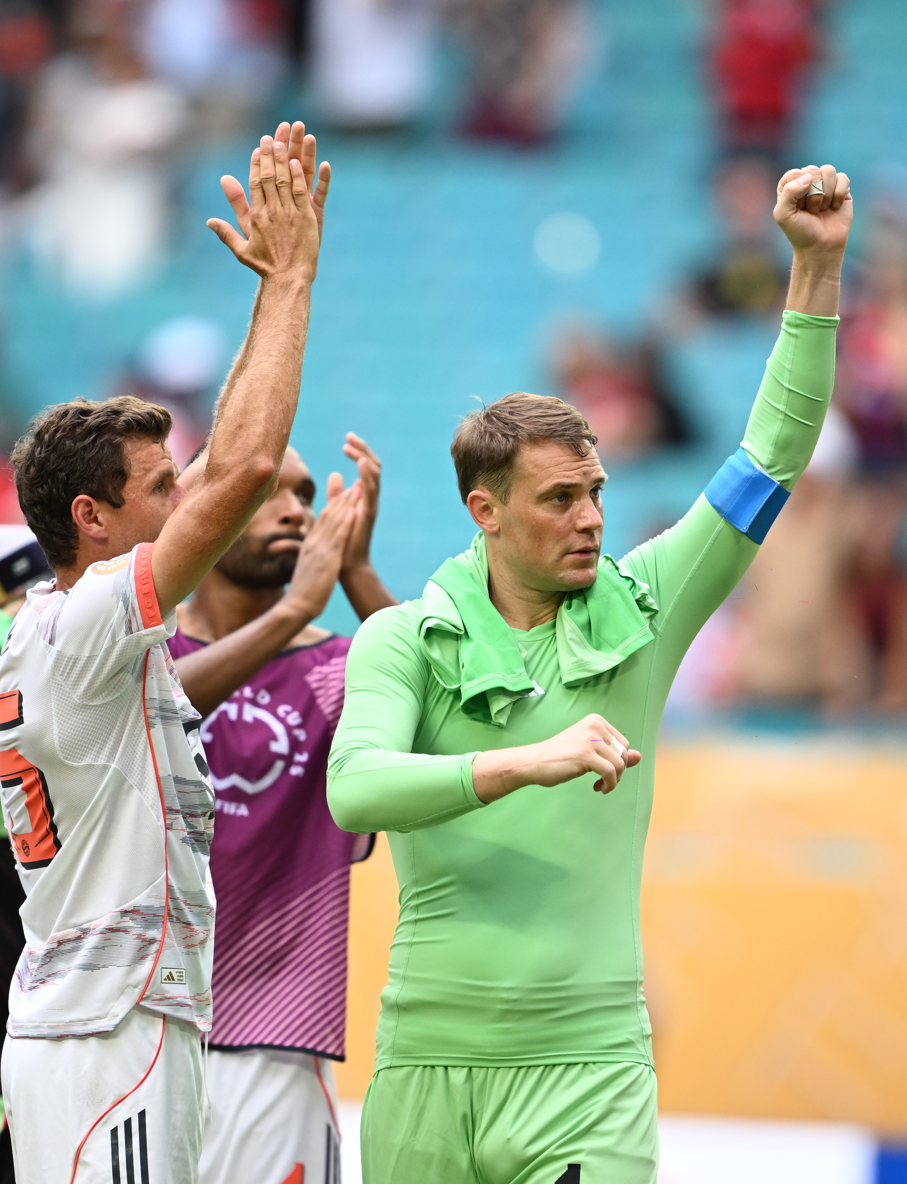 关于拜仁慕尼黑斩获德甲霸主，球迷欢欣鼓舞的信息