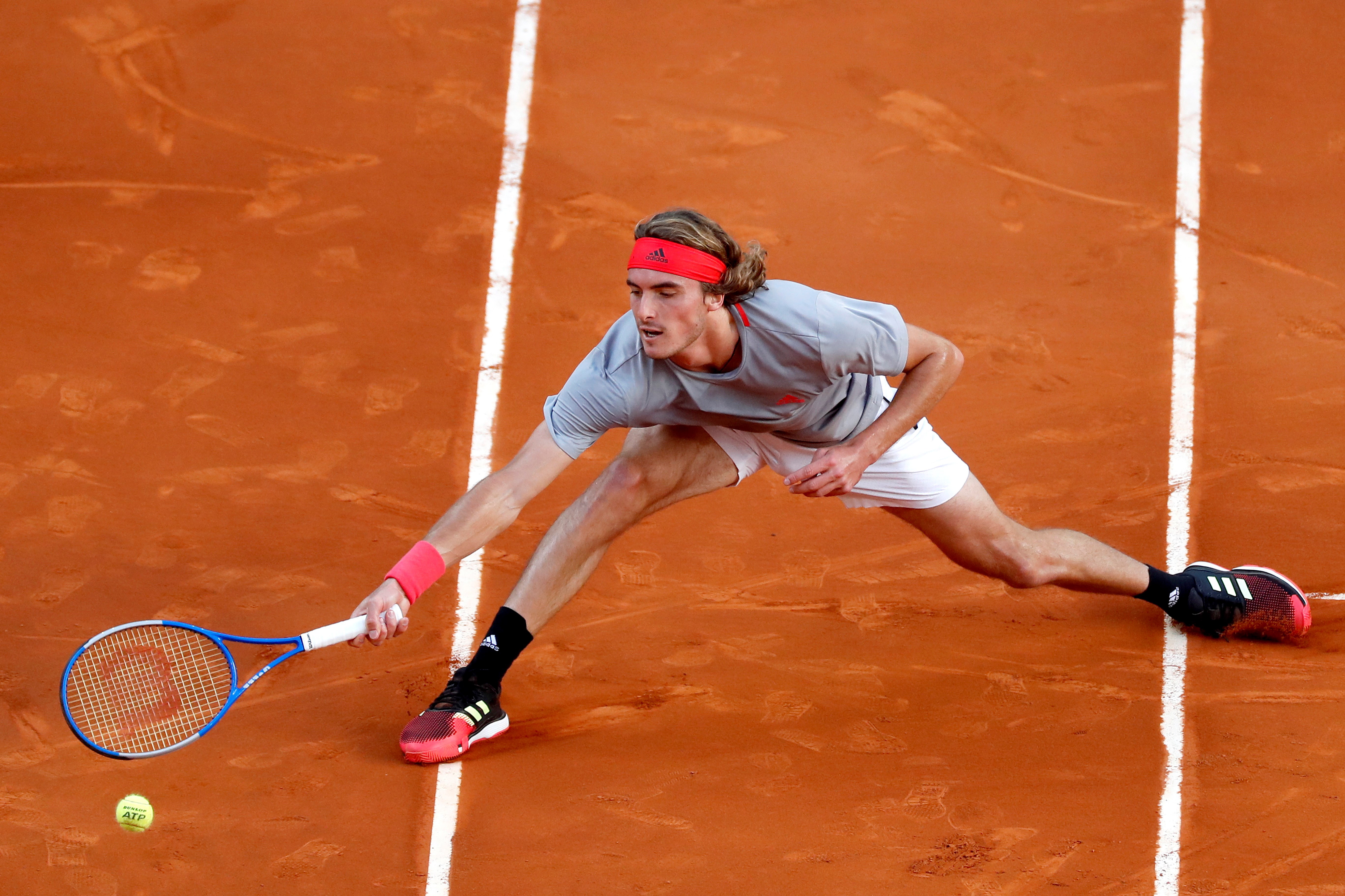 包含英国网球队完胜法国网球队，西西帕斯三分雨点燃全场的词条