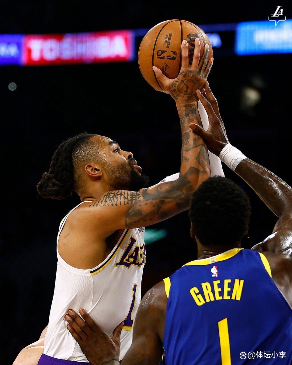 关于FPX完胜T1，Scout三分雨点燃全场的信息