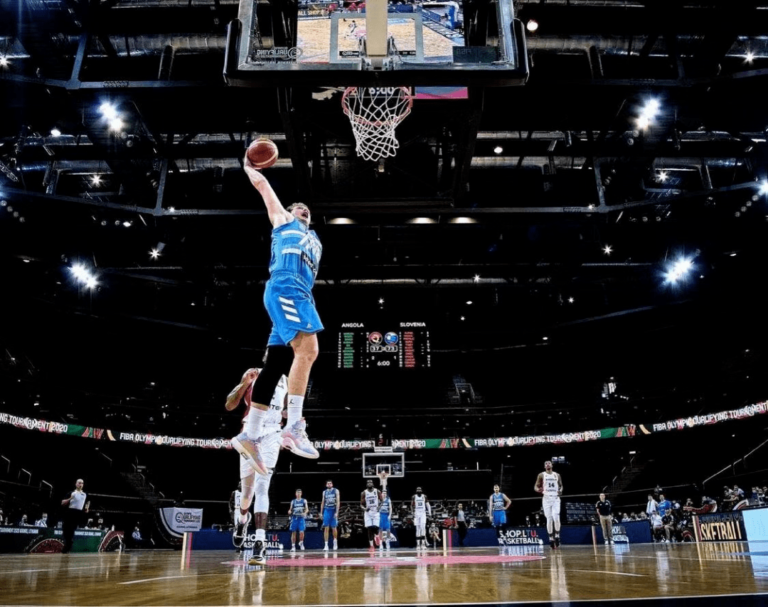 广东队碾压青岛队，东契奇扛起全队