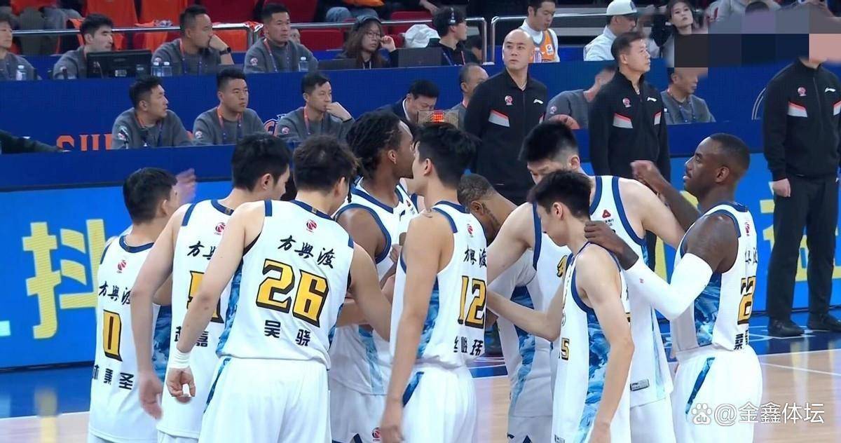 上海队碾压独行侠,张镇麟统治全场 上海队碾压独行侠,张镇麟统治全场