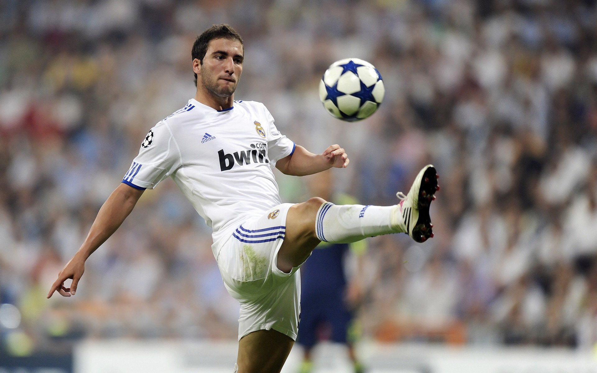 暗夜独舞，欧冠淘汰赛之夜，爱德华兹在压力熔炉中完成终极爆发